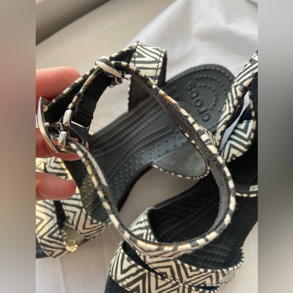 Crocs Black and White Geometric Women's Wedge Sandals size 8 - Picture 12 of 12